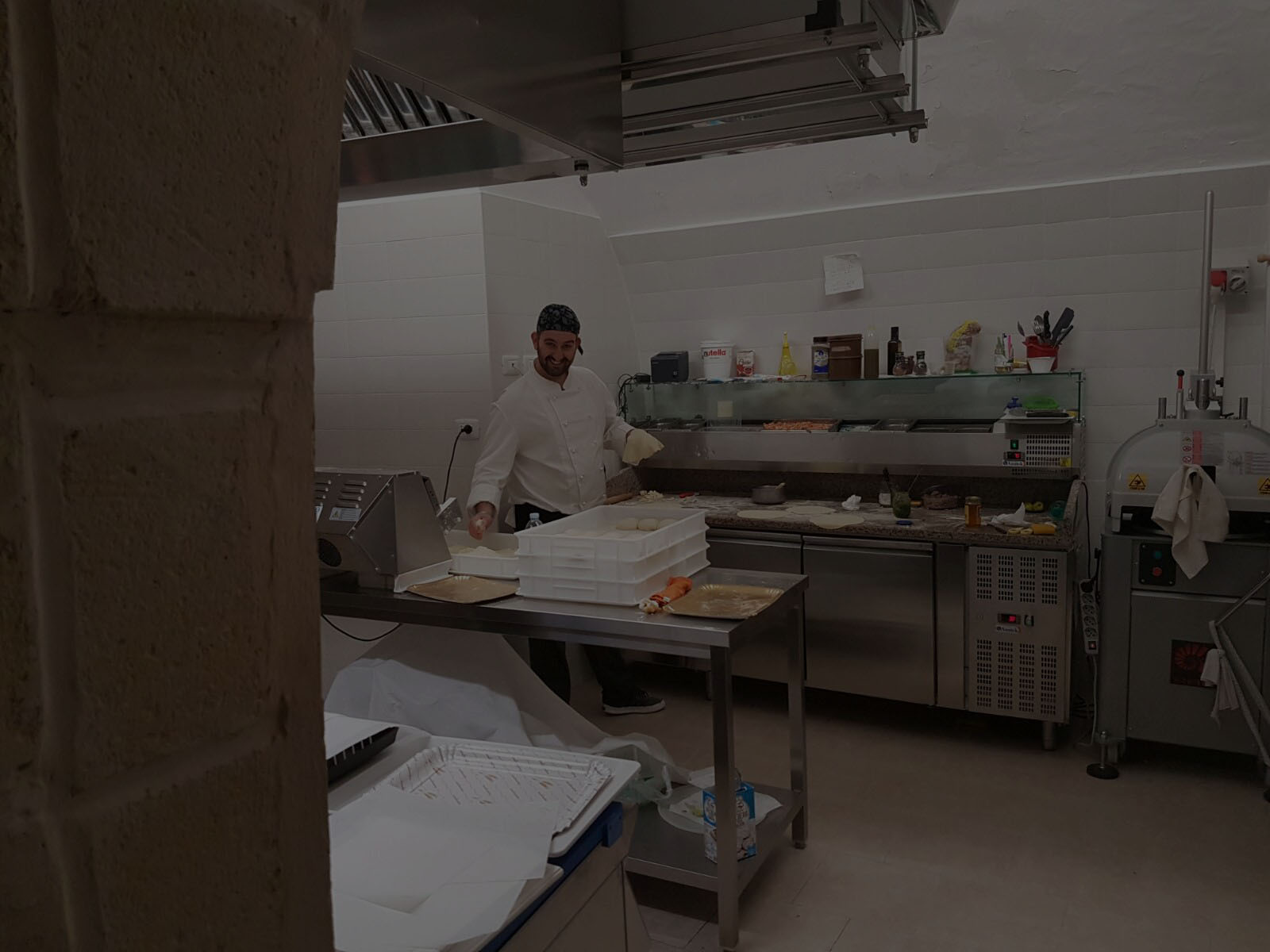 Benny al lavoro nel laboratorio di Panzeropoli nel centro storico di Bari