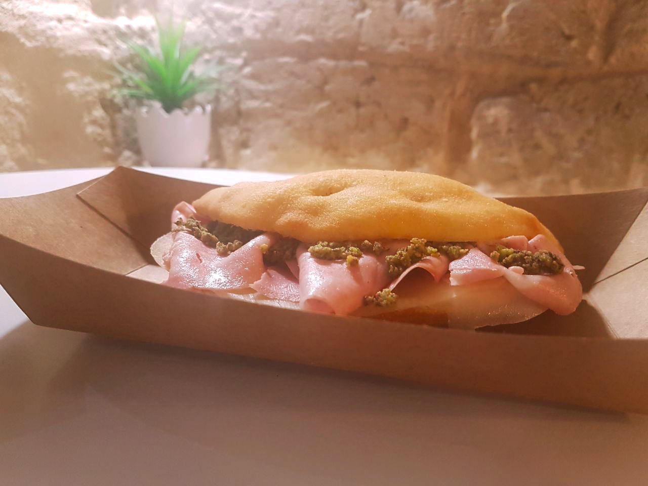 Panzerotto farcito con mortadella e granella di pistacchio, street food a Bari Vecchia