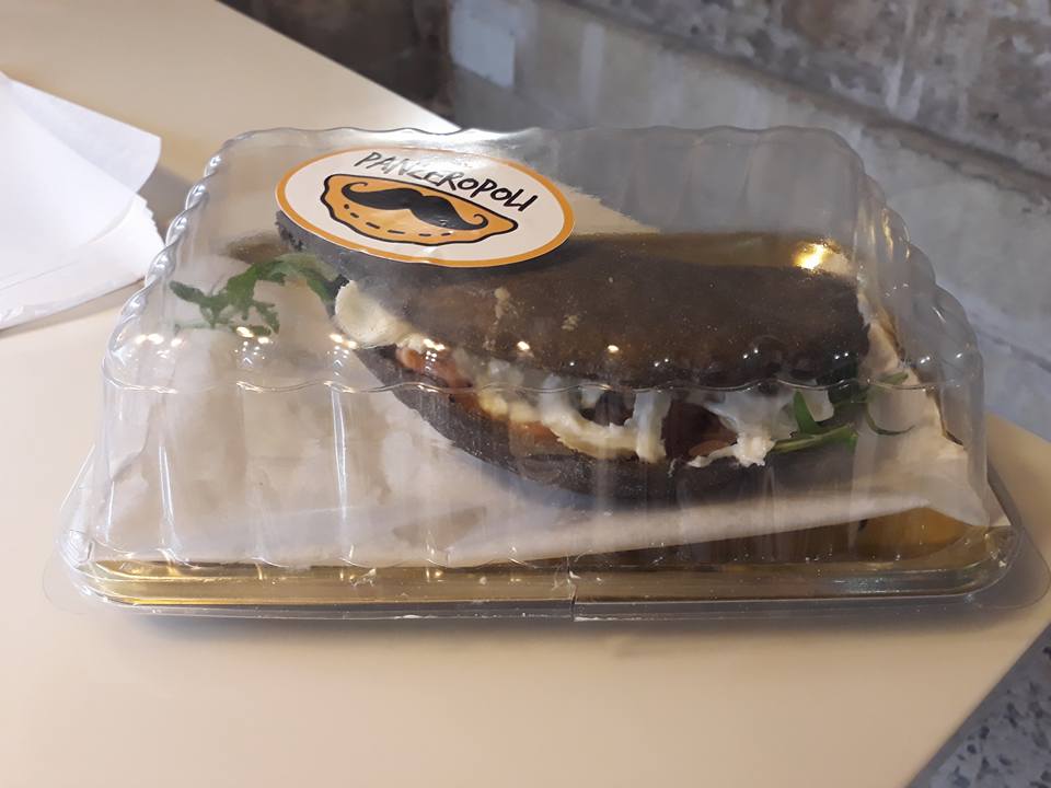Panzerotto gourmet con impasto nero di seppia in confezione da asporto di Panzeropoli