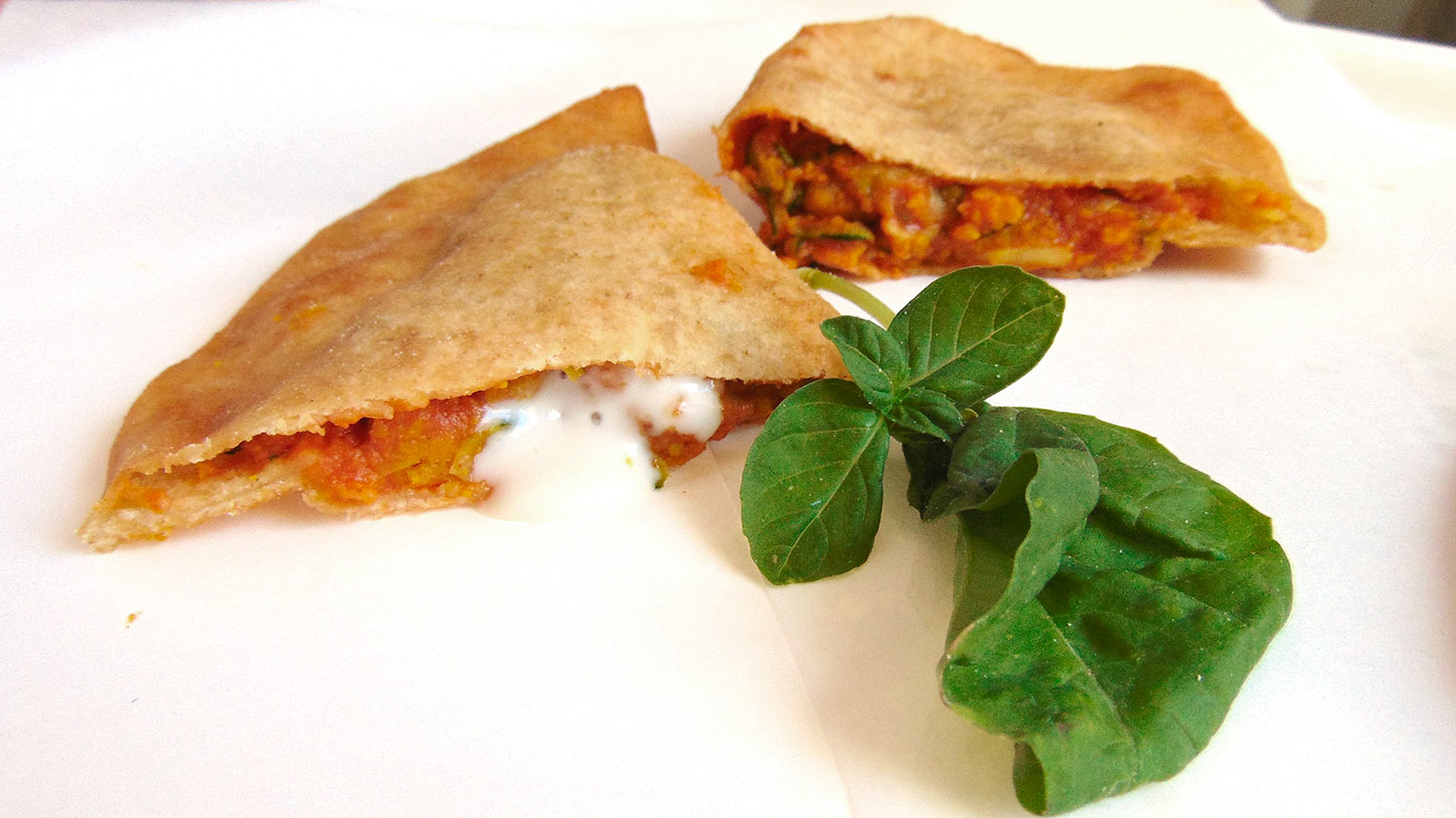 Panzerotto vegano integrale aperto con ripieno di verdure e crema vegetale da Panzeropoli Bari